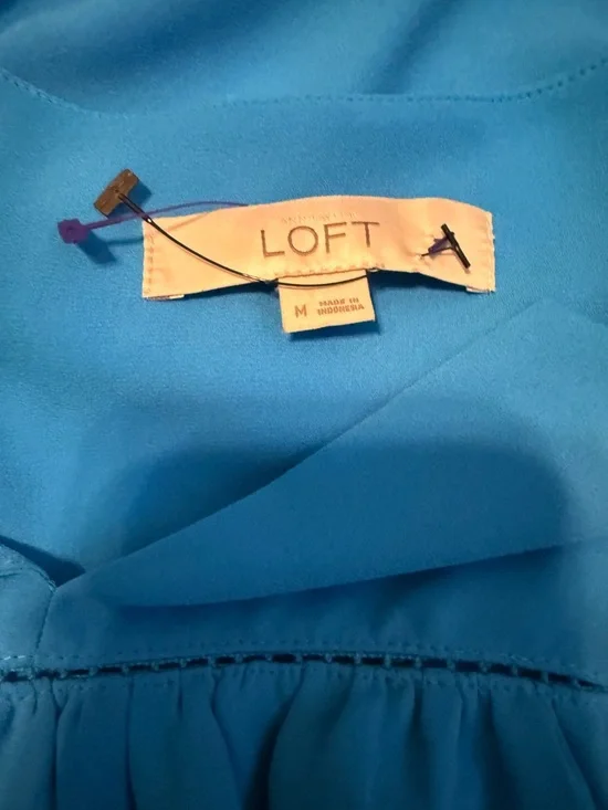 Women's LOFT Blue Ruffle V-Neck Sleeveless Lightweight Flowy Top Size M - Picture 4 of 5